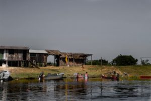 Ribeirinhos às maragens do Rio Paraguai nas proximidades da comunidade Paraguai-Miri. Foto: Marcos Maluf
