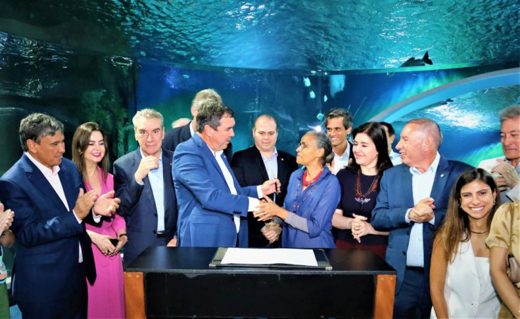 Jogadoras de damas visitam 'aquário' onde disputarão campeonato mundial